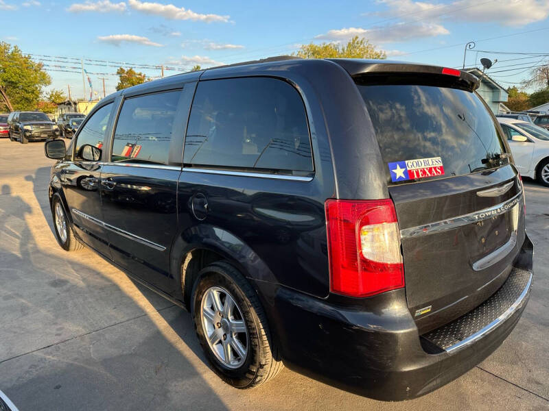 2013 Chrysler Town & Country Touring photo 4