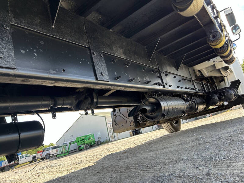 2017 Freightliner M2106 Truck