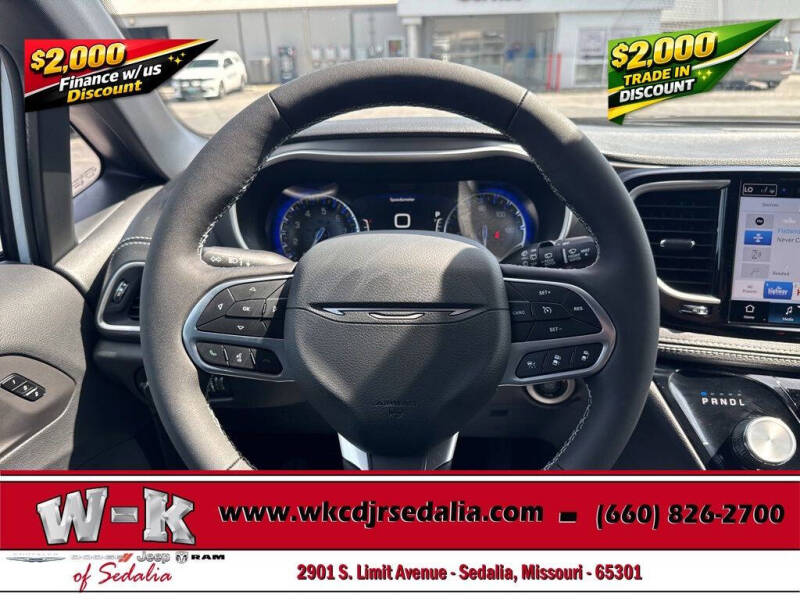 2027 Chrysler Pacifica Select