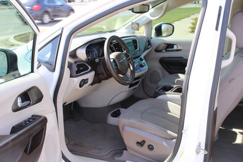 2017 Chrysler Pacifica Touring-L