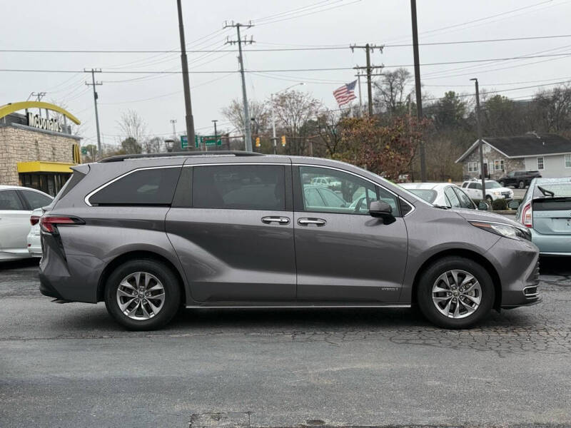 2021 Toyota Sienna XLE 8-Passenger