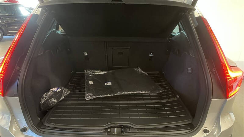 2023 Volvo XC40 B5 Plus Dark Theme