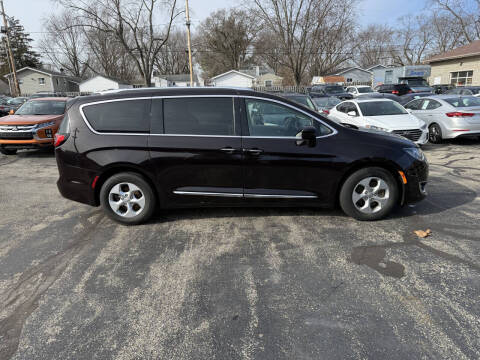 2017 Chrysler Pacifica Touring-L Plus
