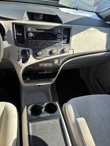 2012 Toyota Sienna LE 8-Passenger
