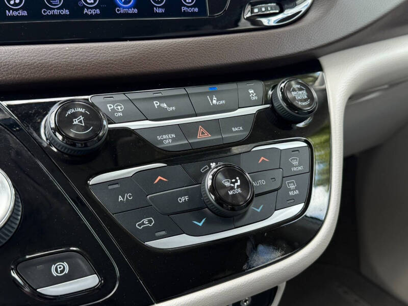 2017 Chrysler Pacifica Touring-L Plus