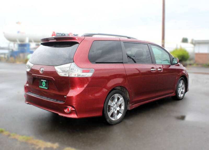 2013 Toyota Sienna SE 8-Passenger