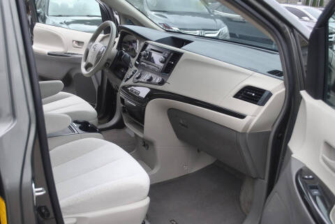 2012 Toyota Sienna LE 7-Passenger Auto Access Seat