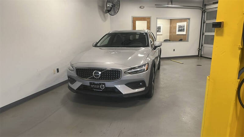 2025 Volvo V60 Cross Country B5 Plus