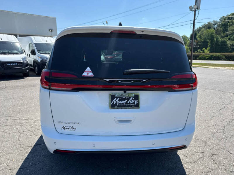 2027 Chrysler Pacifica Select