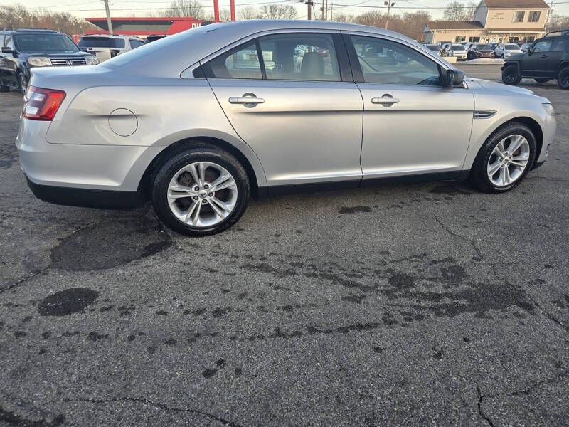 2016 Ford Taurus SE