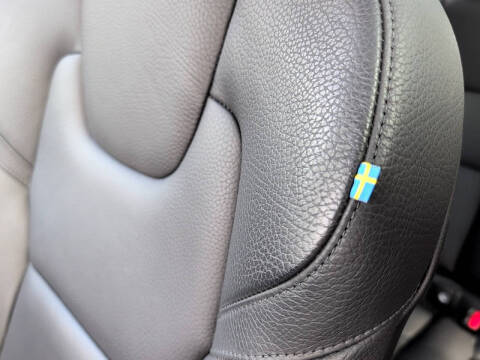 2023 Volvo XC60 B5 Plus Dark Theme