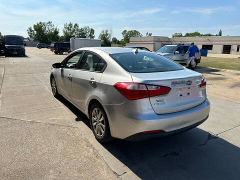 2015 Kia Forte for sale at JE Autoworks LLC in Willoughby OH