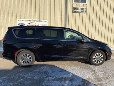 2024 Chrysler Pacifica Plug-In Hybrid Select