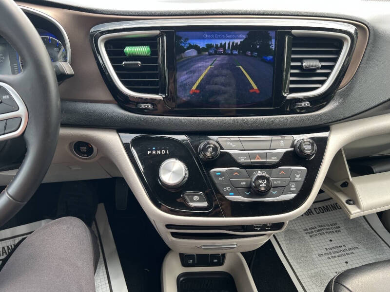 2017 Chrysler Pacifica Touring-L