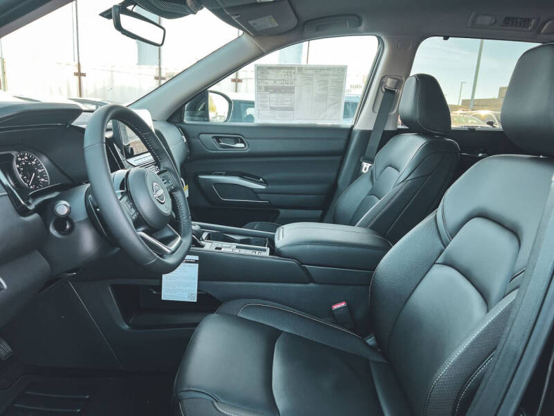 2025 Nissan Pathfinder SL
