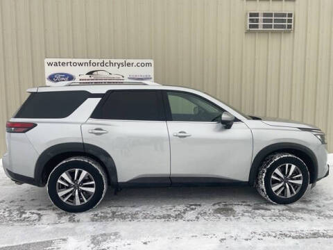 2025 Nissan Pathfinder SL