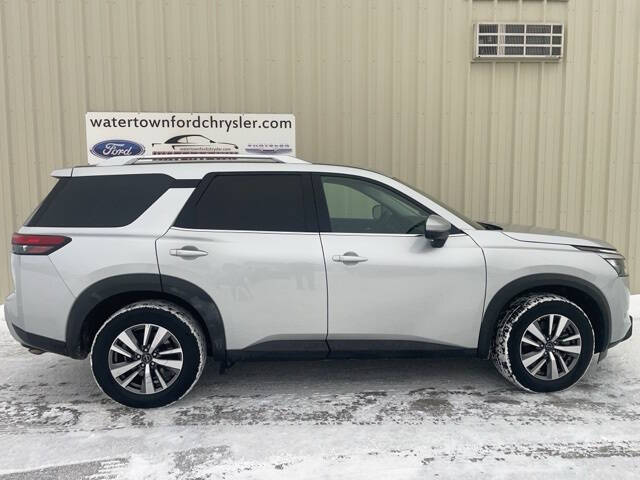 2025 Nissan Pathfinder SL