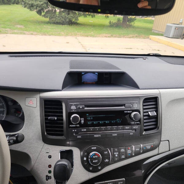 2013 Toyota Sienna LE 8-Passenger