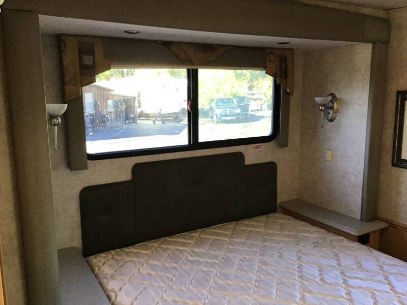 2005 National RV Dolphin 6320LX / 34ft