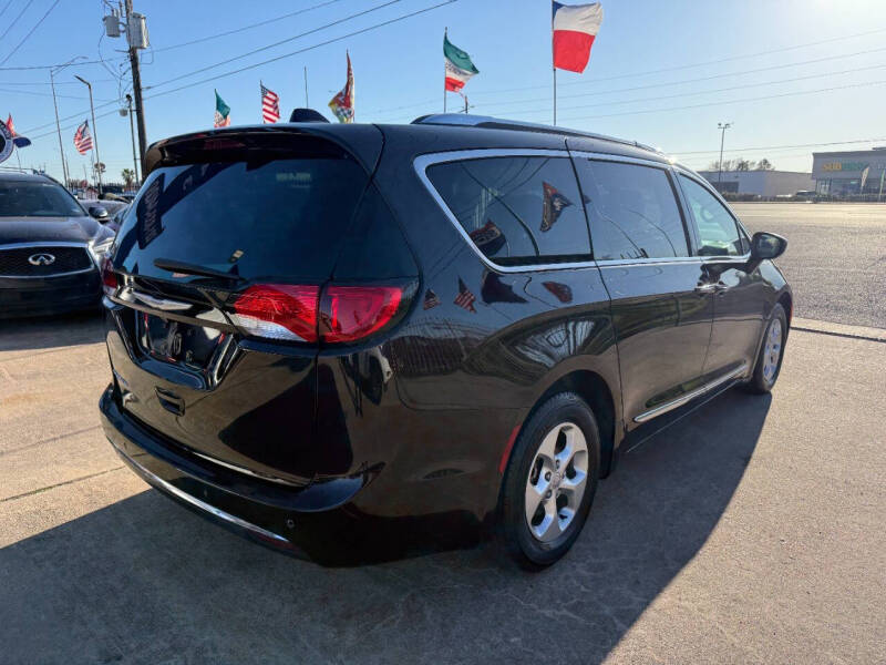 2017 Chrysler Pacifica Touring-L Plus