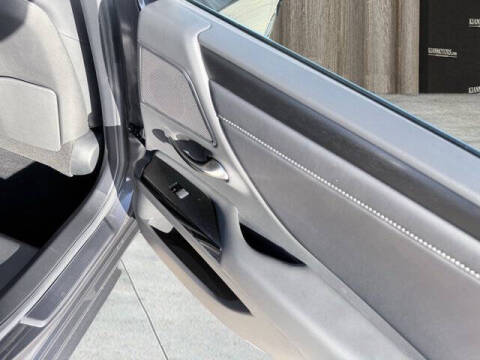 2025 Lexus ES 300h F SPORT Design