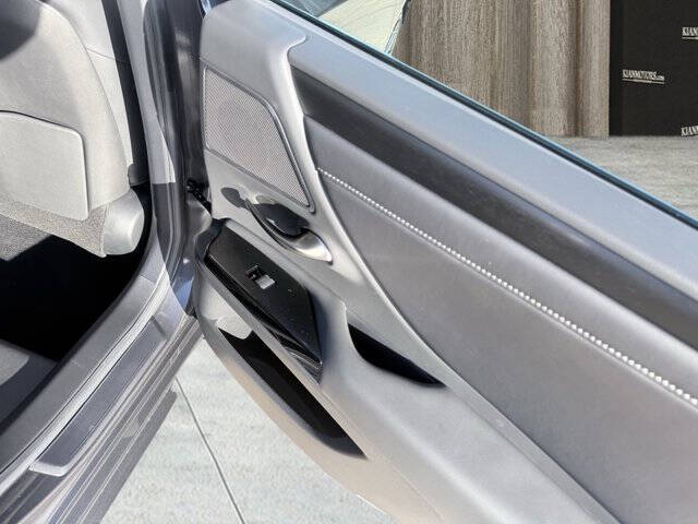 2025 Lexus ES 300h F SPORT Design