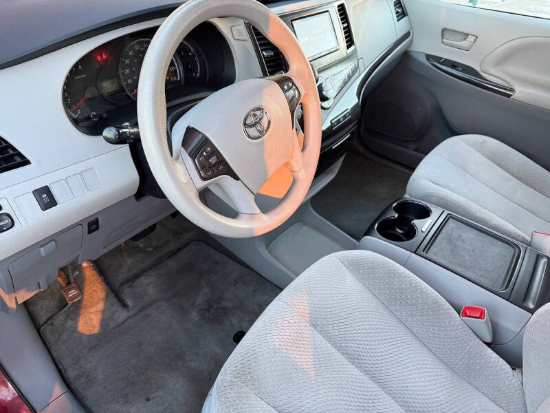 2014 Toyota Sienna LE 8-Passenger