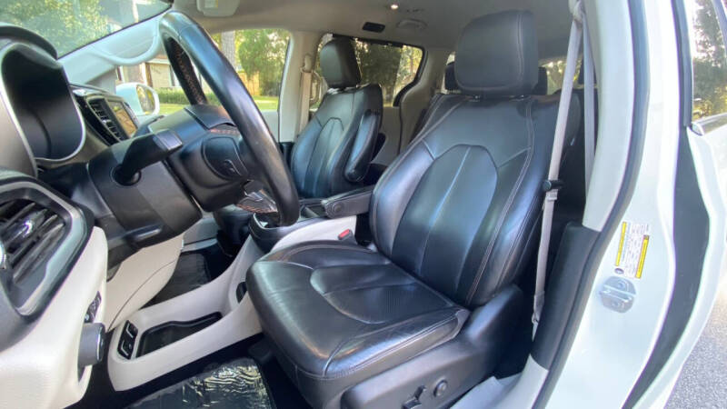 2020 Chrysler Pacifica Touring L photo 9