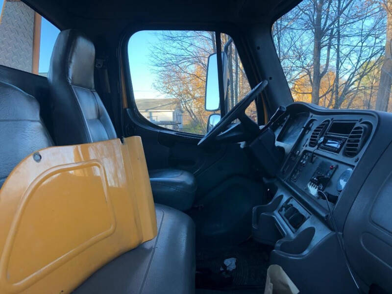 2006 Freightliner M2 106