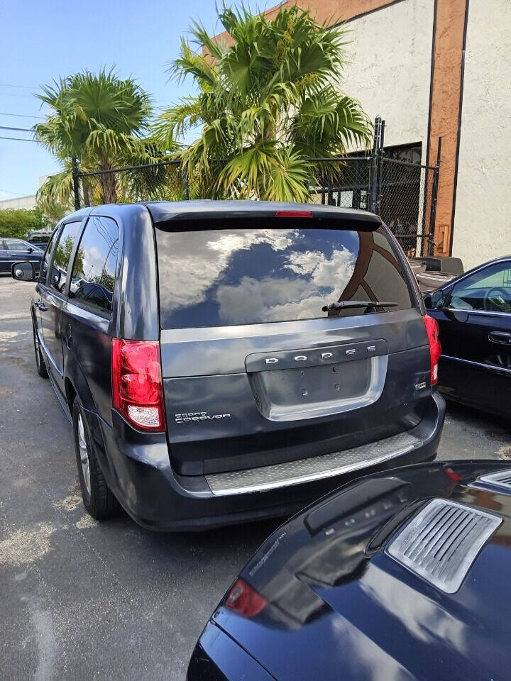 2013 Dodge Grand Caravan Minivan - $3,950