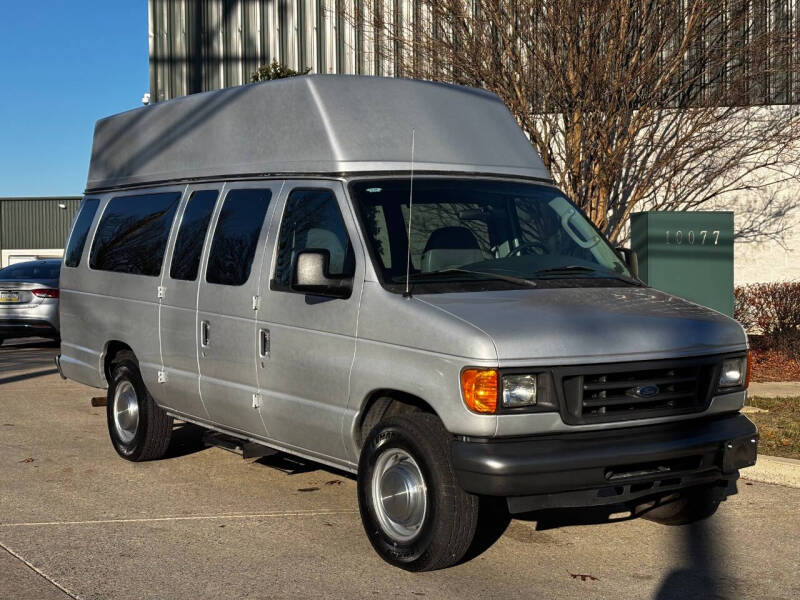 2005 Ford Econoline Wagon XL photo 3