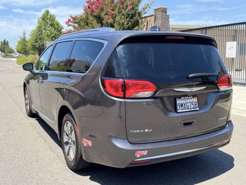 2018 Chrysler Pacifica Hybrid Limited