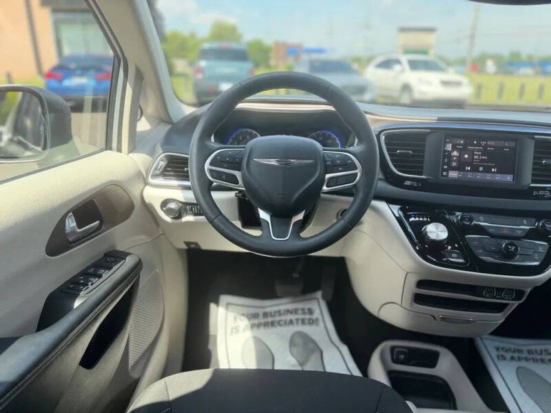 2023 Chrysler Voyager LX