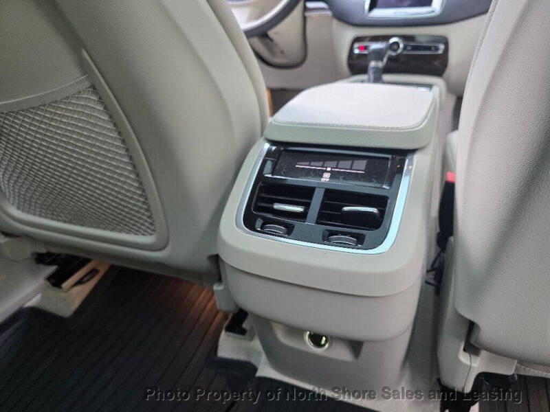 2016 Volvo XC90 T6 Momentum