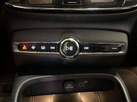 2025 Volvo XC40 B5 Plus Bright Theme
