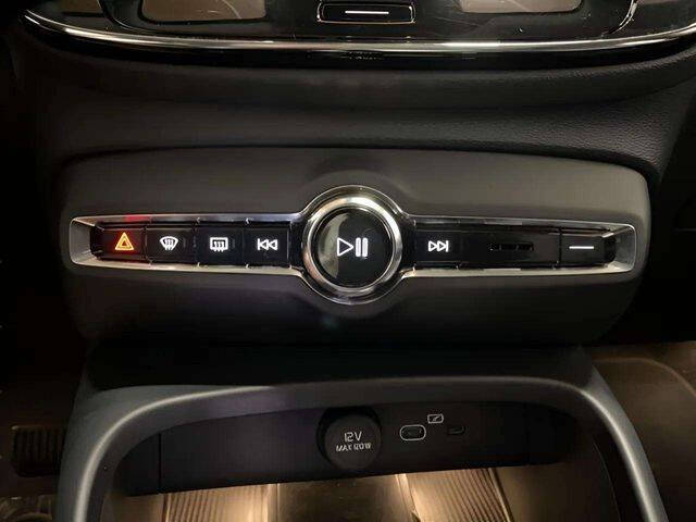 2025 Volvo XC40 B5 Plus Bright Theme