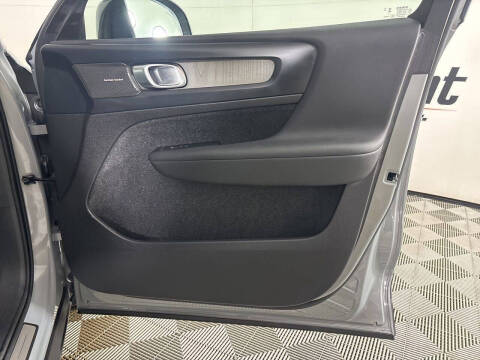 2024 Volvo XC40 B5 Ultimate Dark Theme