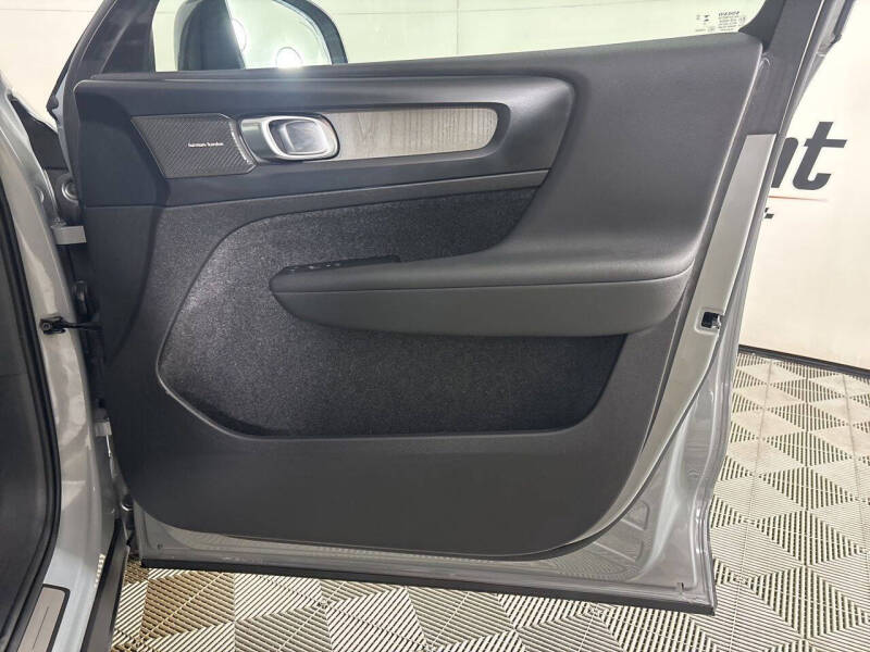 2024 Volvo XC40 B5 Ultimate Dark Theme