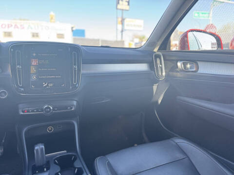 2021 Volvo XC40 T4 Momentum