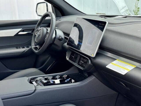 2025 VinFast VF8 Plus