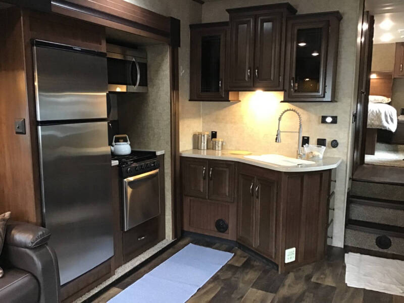 2018 Forest River Sierra 2850RL / 31ft