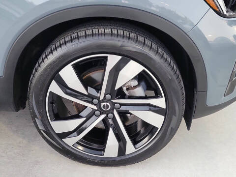 2023 Volvo XC40 B5 Plus Dark Theme