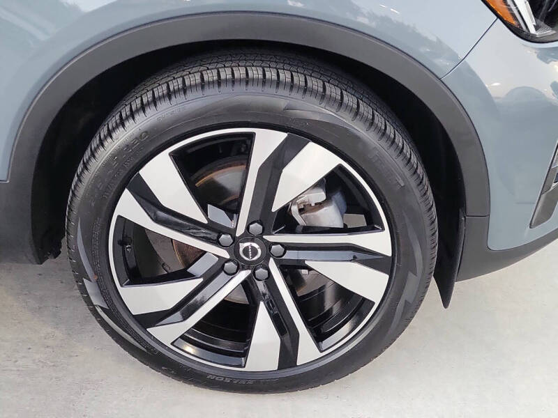 2023 Volvo XC40 B5 Plus Dark Theme