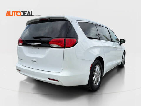 2023 Chrysler Voyager LX