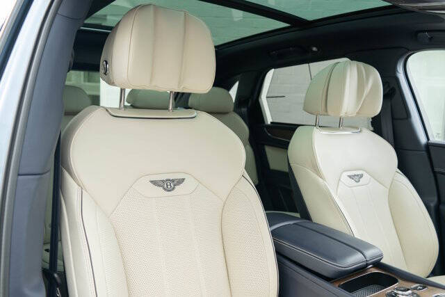 2023 Bentley Bentayga 32