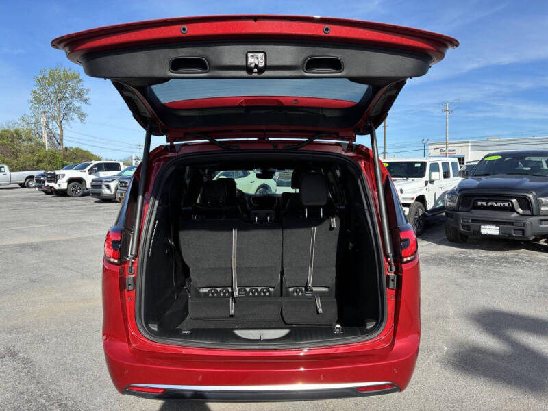 2027 Chrysler Pacifica Select