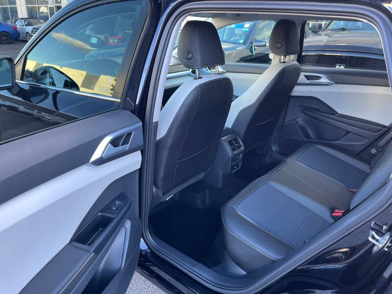 2025 Volkswagen Taos SE 4Motion