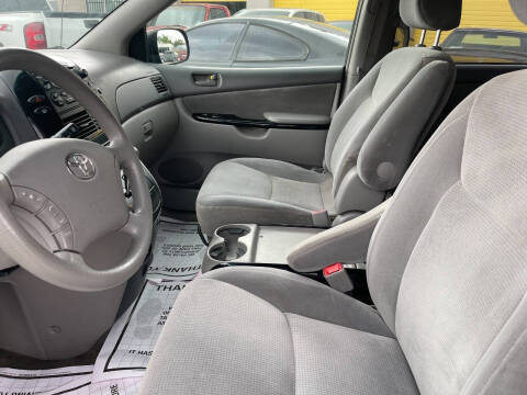 2005 Toyota Sienna LE 8 Passenger