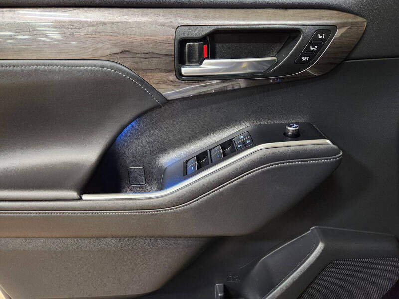 2022 Toyota Highlander Hybrid Platinum