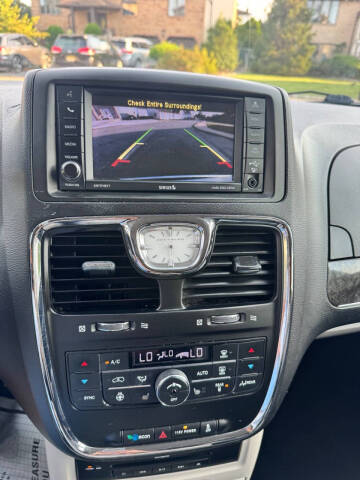 2015 Chrysler Town and Country Touring-L